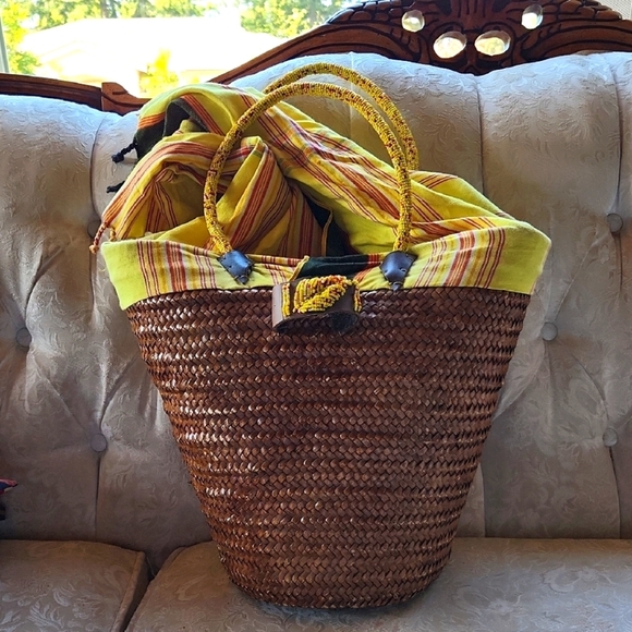 African Picnic Basket In Yellow and Brown Woven with Natural Fiber‎ Handles - Picture 3 of 6